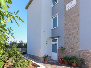 Reception - Spacious Villa With 6 Fully Equipped Apartments, Private Heatable Swimming Pool (Okrug)