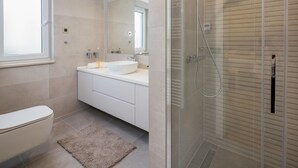 Unclassified image, 4 of 38, button - Luxurious Villa With Private Pool, 6 En Suite Bedrooms, Great Landscaped Garden (Vrsi)