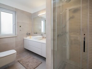 Dusche, Haartrockner, Handtücher