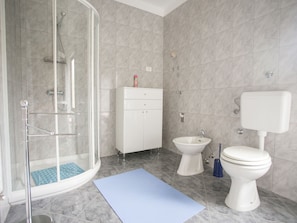 House | Bathroom | Shower, hair dryer, towels