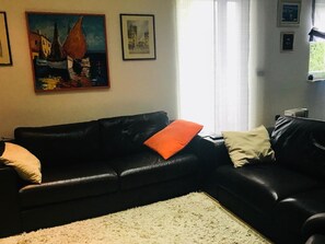 TV, fireplace - Spacious Apartment at Icici near Beach (Opatija)