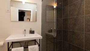 Chalet | Baño | Tina, secadora de cabello, toallas 