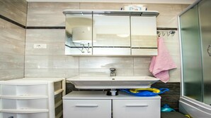 Shower, hair dryer, towels - Sea-view Apartment in Zadar With Terrace (Zadar)