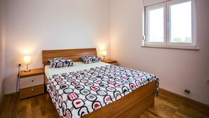 1 bedroom, bed sheets - Sea-view Apartment in Zadar With Terrace (Zadar)