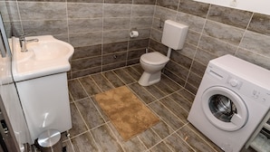 House | Bathroom | Combined shower/bathtub, towels - Cozy Holiday Home in Šorici With Pool (Kanfanar)