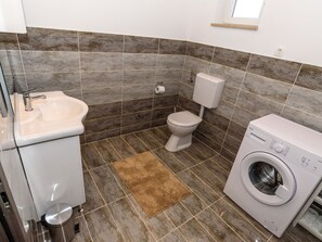 House | Bathroom | Combined shower/tub, towels - Cozy Holiday Home in Šorici With Pool (Kanfanar)