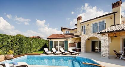 Luxury Villa for up to 6 Persons With Pool, Bbq, Wine Cellar and Billiard