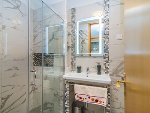 Cottage | Bathroom | Shower, towels