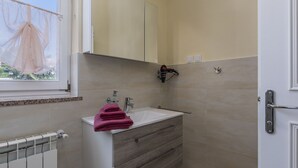 Cottage | Bathroom - Comfortably and Lovingly Furnished Villa With Pool for a Relaxing Family Holiday (Kastelir-Labinci)