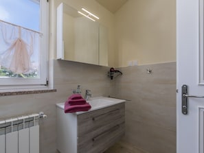 Bathroom - Comfortably and Lovingly Furnished Villa With Pool for a Relaxing Family Holiday (Kastelir-Labinci)
