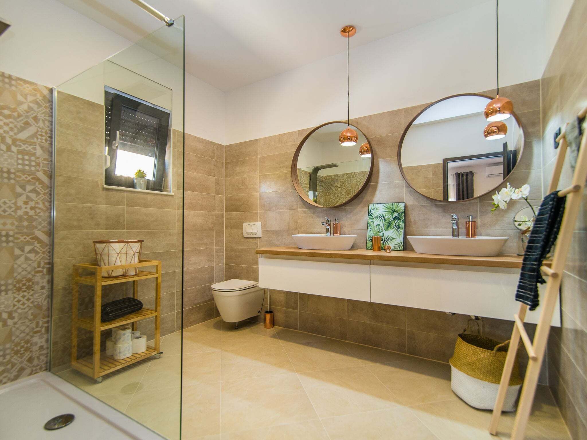 Cottage | Badkamer | Een douche, een haardroger, handdoeken