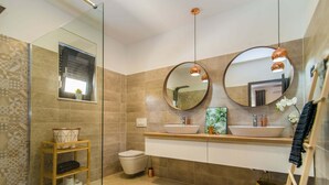 Cottage | Bilik Mandi | Pancuran mandi, pengering rambut, tuala disediakan 