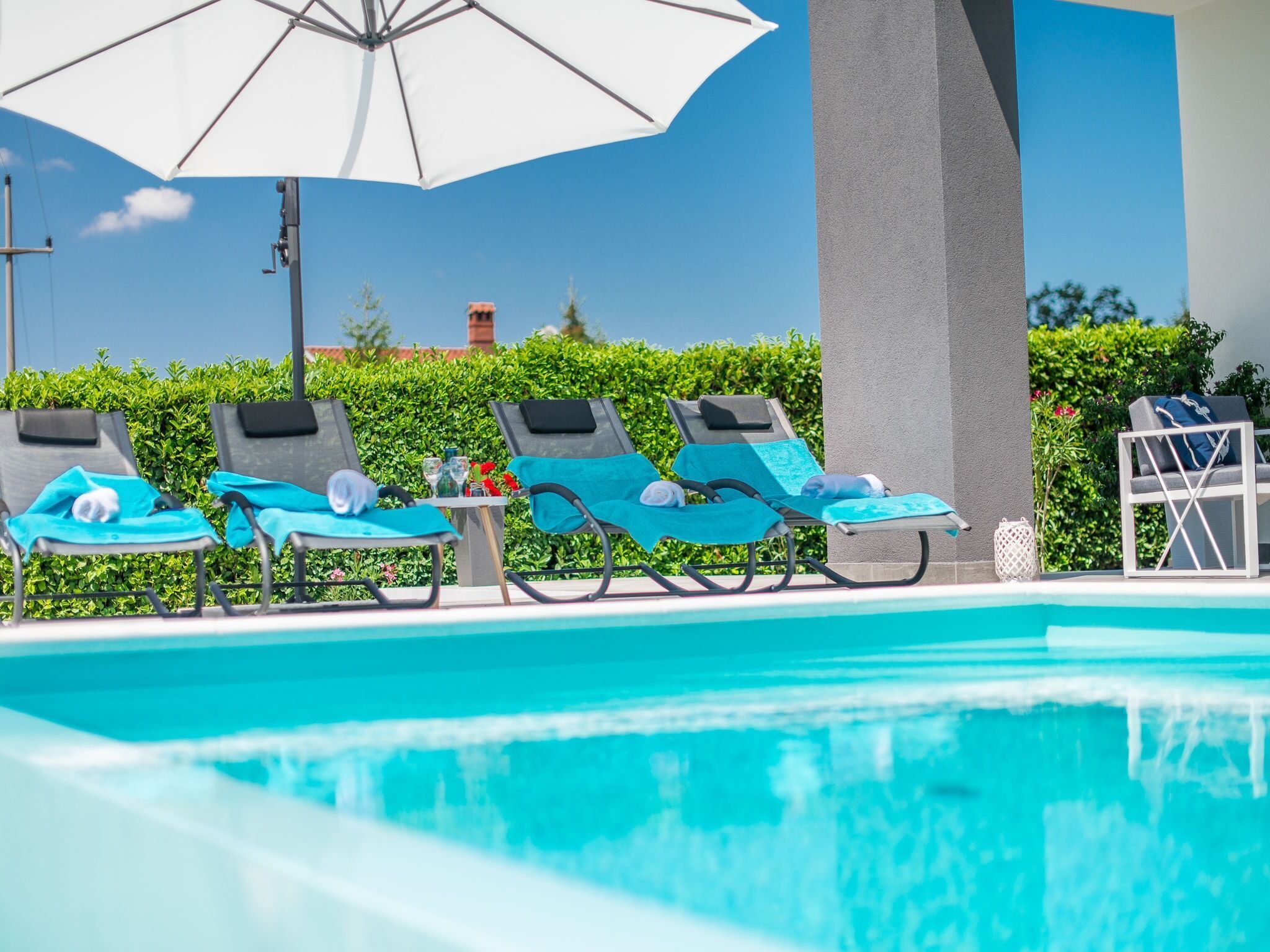 Een buitenzwembad en een infinitypool