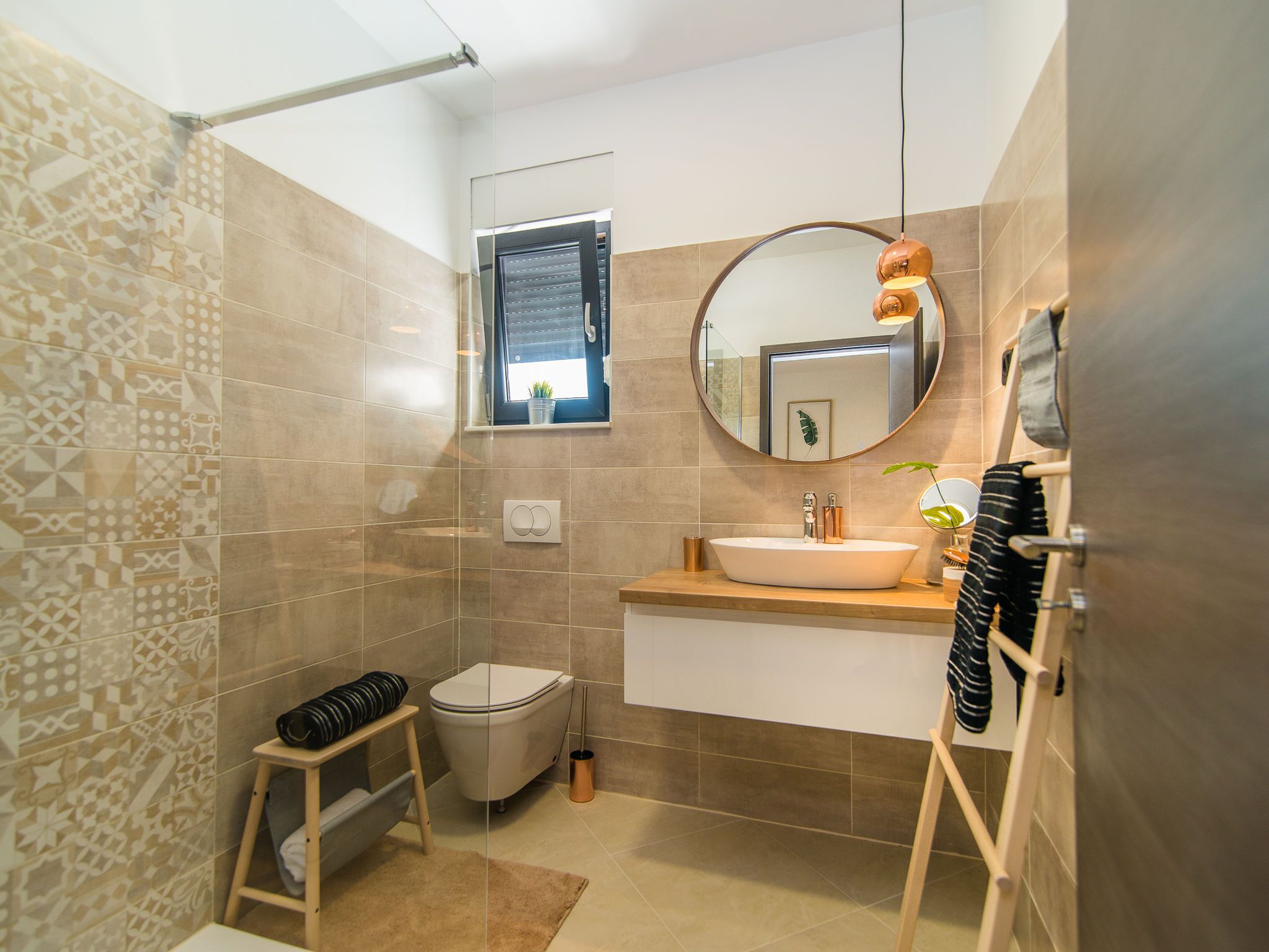 Cottage | Bathroom | Shower, hair dryer, towels
