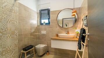 Cottage | Bathroom | Shower, hair dryer, towels
