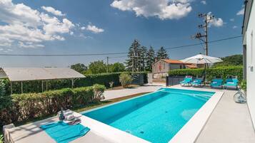 Outdoor pool, an infinity pool