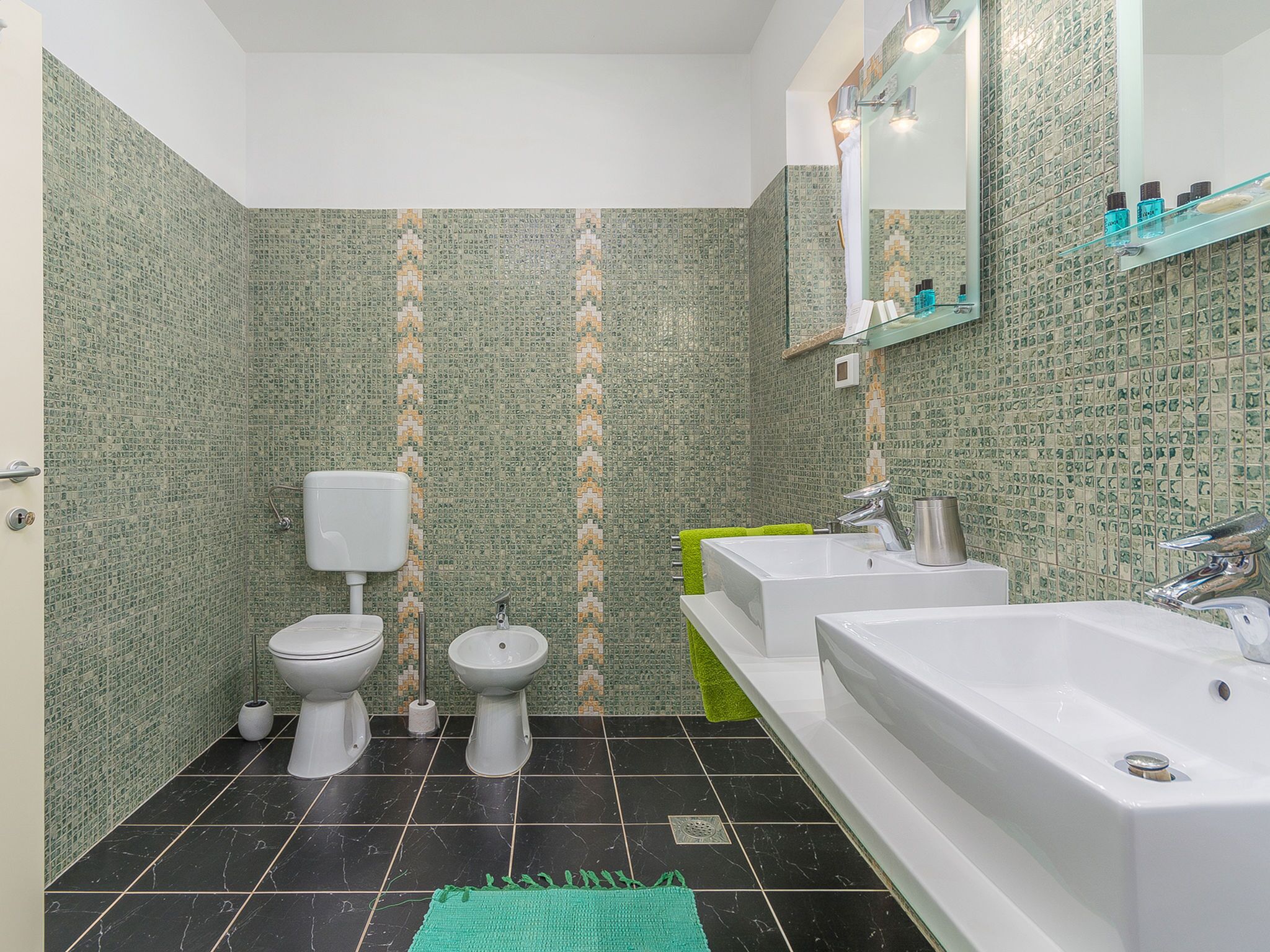 Cottage | Bathroom | Bathtub, hair dryer, towels
