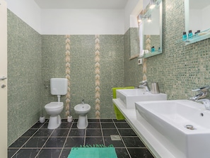 Cottage | Bathroom