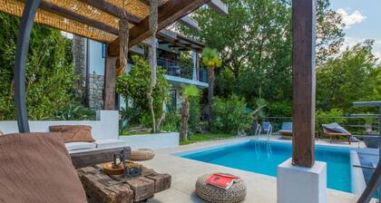 Wonderful Home With Pool and Amazing sea View . Near the Beach !