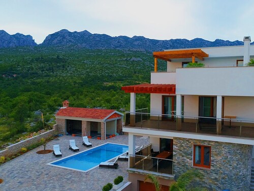 Luxurious Villa with Private Swimming Pool, Hot Tub, Sauna, Lovely Taverne