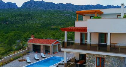 Luxurious Villa with Private Swimming Pool, Hot Tub, Sauna, Lovely Taverne