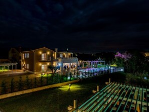 Exterior - Affluent Villa in Re?anci with Sauna, Hot Tub, Steam Room (Svetvincenat)