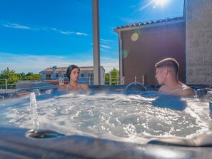Spa - Affluent Villa in Re?anci with Sauna, Hot Tub, Steam Room (Svetvincenat)