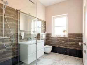 Villa | Bathroom - Affluent Villa in Re?anci with Sauna, Hot Tub, Steam Room (Svetvincenat)