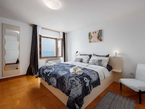 House | 2 bedrooms, individually furnished, iron/ironing board