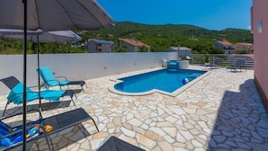 Pool - Spacious House Apartment With Swimming Pool & Sea View (Novi Vinodolski)