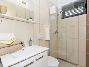 Apartment | Bathroom | Shower, hair dryer, towels