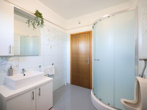 House | Bathroom - Holiday Home in Prkos With Private Pool (Škabrnja)