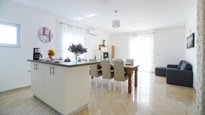 Een modern appartement met een keuken, eethoek en woonruimte.