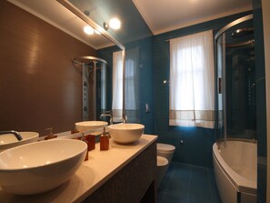 Apartment | Bathroom | Shower, hair dryer, soap, shampoo
