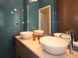 Apartment | Bathroom | Shower, hair dryer, soap, shampoo - Quaint Apartment in Selce With Sea View (Crikvenica)