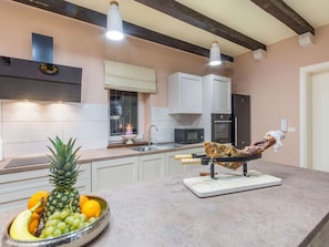 Cottage | Private kitchen | Fridge, microwave, oven, stovetop