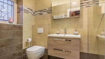 Cottage | Bathroom | Shower, hair dryer, towels