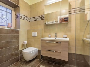 Cottage | Bathroom | Shower, hair dryer, towels