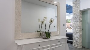 3 Schlafzimmer, Babybetten, individuell eingerichtet, Bettwäsche