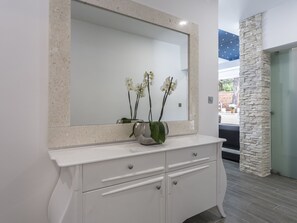 3 Schlafzimmer, Babybetten, individuell eingerichtet, Bettwäsche