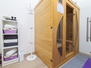 5 bedrooms, individually furnished, bed sheets - Restful Villa in Brodarica With Sauna (Sibenik)