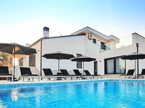 Beautifully Decorated Villa With Pool Ideal for Vacation With Your Family