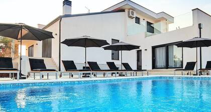 Beautifully Decorated Villa With Pool Ideal for Vacation With Your Family