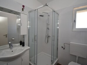 Dusche, Haartrockner, Handtücher