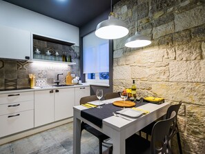 Kühlschrank, Ofen, Geschirrspüler, Wasserkocher