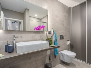 Bathroom - Beautiful Decorated Apartment With sea View Near the Olive Groves and the sea (Porec)