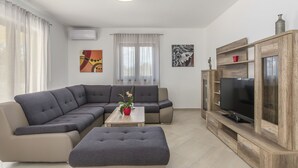 Cottage | Living room - Villa Giovanna Fuskulin with Pool near Beach (Porec)