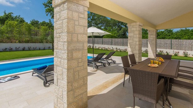 Cottage | Balcony - Villa Giovanna Fuskulin with Pool near Beach (Porec)