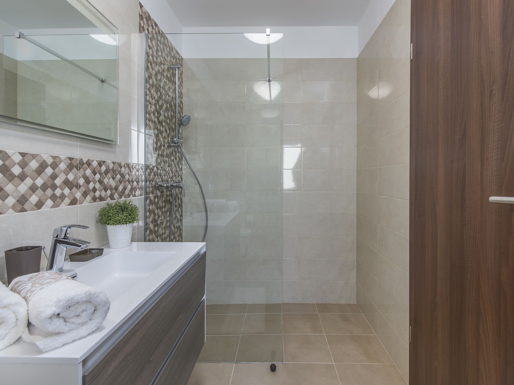 Cottage | Bathroom | Shower, hair dryer, towels