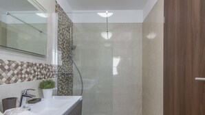 Cottage | Bathroom - Villa Giovanna Fuskulin with Pool near Beach (Porec)